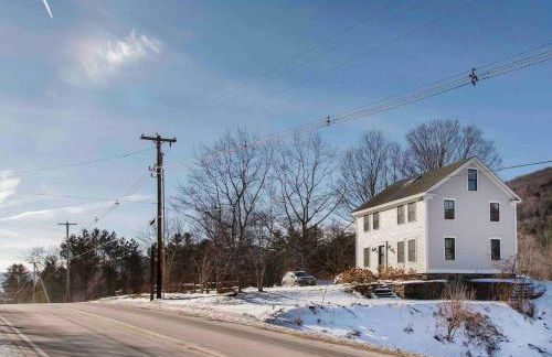 Entire Enchanting, Light-Filled 1830 Farmhouse - Foto 20