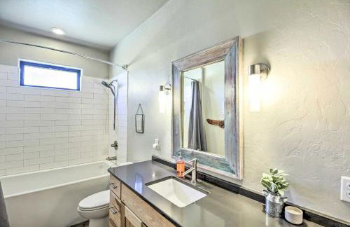 Pastoral Elgin Escape with Covered Patio and Grill! - Foto 18