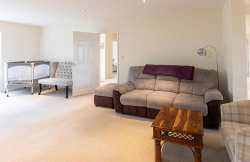 Grand 5BR Home in Market Harborough with Parking - Foto 13