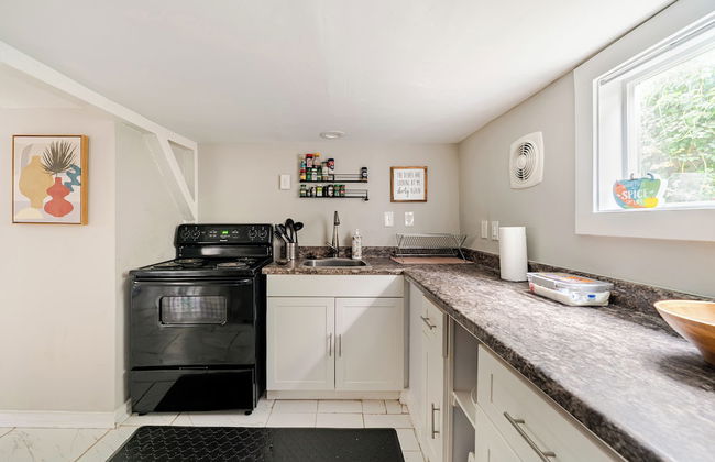 Wonderful Getaway Houston 2BR w/Balcony Views - Photo 7