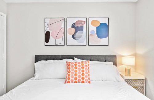 Spacious 2BR King Suites w Pool, Gym, Laundry - Close to Downtown - Foto 15