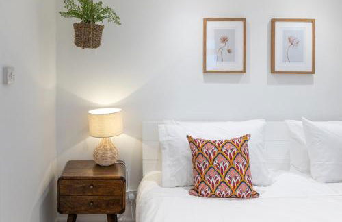 Bright & beautiful 4 bedroom house with sea views - Photo 19