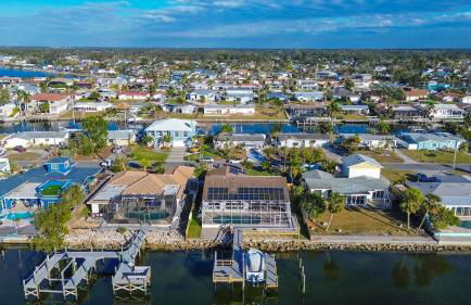 Family Waterfront 4BR Home Heated Pool Private Pier - Photo 41