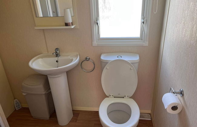 Super 3 Bedroom Pet Friendly Caravan With Decking - Photo 10