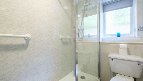 Monicas Apartment Lovely ground floor 2 bedroom serviced apartment - Foto 3, towels, Shower