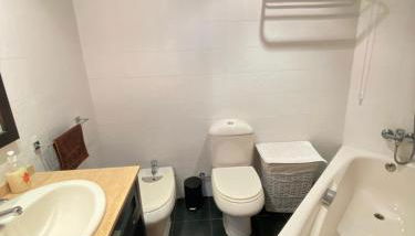 Elegant 2-Bedroom Apartment in Benidorm with Private Pool and Scenic Garden Views - Photo 5