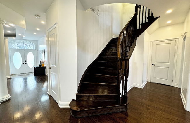 Spacious 4-Bedroom Retreat - Photo 46