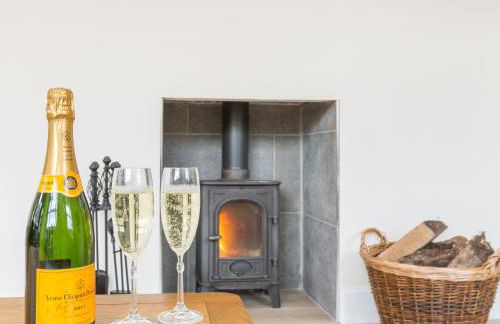 Rose Cottage with Hot Tub - Photo 4