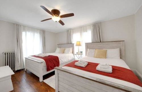 Main House - 3 Story 5 Bed 3 Bath Private Deck Courtyard Pet Friendly fee applies - Photo 29