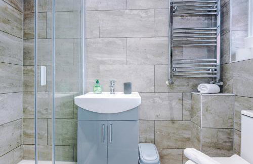 Modern 3 Bedroom House Perfect for Short and Long Stays - Foto 74