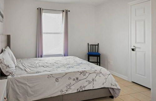 8 Mins to SPI Beach Spacious 3BR with Backyard - Foto 11