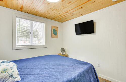 Cozy Wellston Cabin - Walk to Crystal Lake! - Foto 16