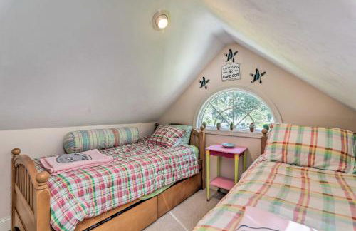 Cape Cod Cottage with Deck, Grill, and Games! - Foto 28