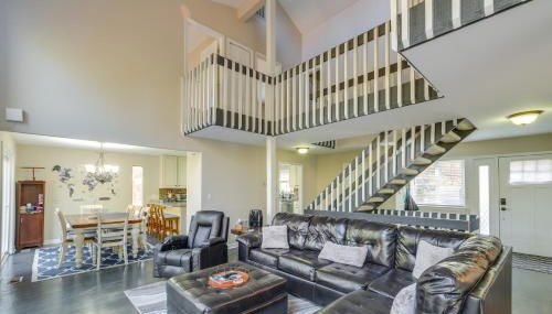 Spacious and Serene Lake Ridge Retreat with Game Room! - Foto 1