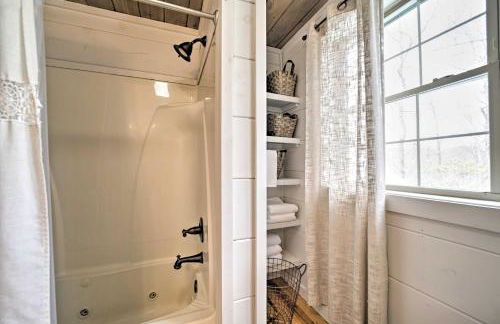 Ideal for Families! Lake Toxaway Getaway with Deck - Foto 23