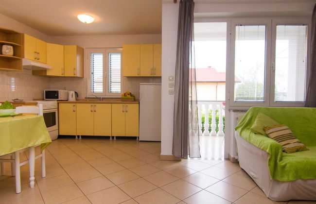 Refined and Timeless Krk Apartment With Terrace - Photo 10