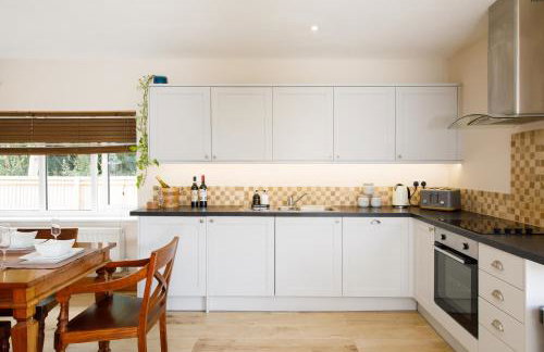 " Orchard Croft Lodge ", New Property, DOG FRIENDLY, Ideal for all Goodwood Events, 5 Minutes from Southend Barns, 9 Minutes From Sandy West Wittering Beach, 2 Bathrooms, Can Sleep 8 On Request, ' Starlink ' Wi-Fi & Sky Sports, Zip & Link Super-King beds - Foto 33