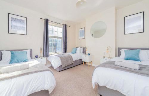Central Townhouse Wolverhampton - Sleeps 8 - Ideal for Contractors & Families - Foto 9
