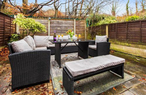 Forest View- Oasis Mural -Didsbury Zen Sleeps 10 - Photo 32