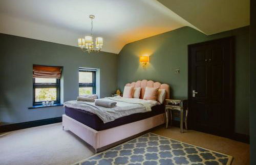 Beautiful 5 bedroom house with hot tub & fire pit - Foto 9