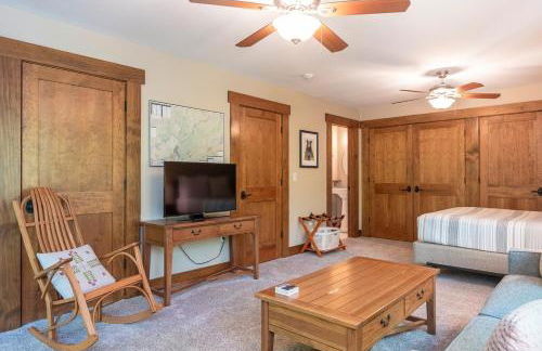 HOT TUB & PET-FRIENDLY Cabin in Cheshire Village - Foto 22