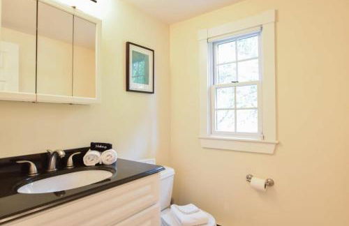 Pristine Multi-Family Home w Barn Game Room - Foto 19