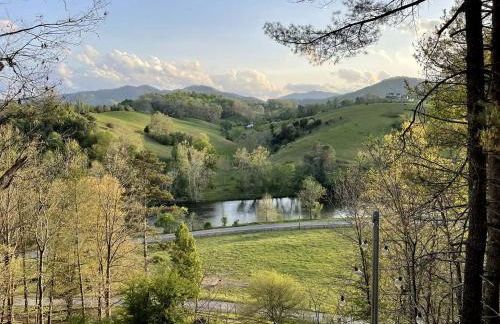Rustic-Modern Log Cabin Getaway: Family-Friendly, Quiet Ranch, Wildlife at Your Door in Clyde, North Carolina - Foto 8