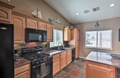 Sun-Soaked Colorado River Haven - Walk to Beaches! - Foto 11