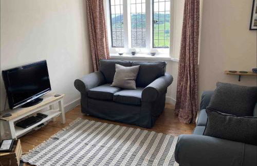 Cosy Arts & Crafts Cottage with stunning views - Photo 13