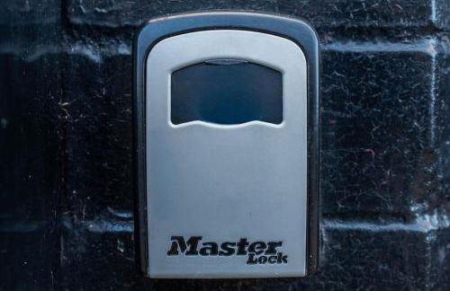 "Furnished Rentals Direct" DominionHouse cul-de-sac Home for 6 people in Anfield near LFC, Goodison Park, Free Street Parking, Suits Travellers, contractors and Family, Near Football action and 10 minutes drive to Liverpool City Centre - Foto 5