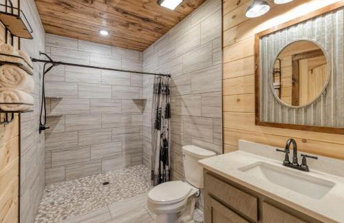 WolfCabin Lux Family Home, Fire Pit, Hot Tub, ADA ramp, ez paved rds - Foto 79