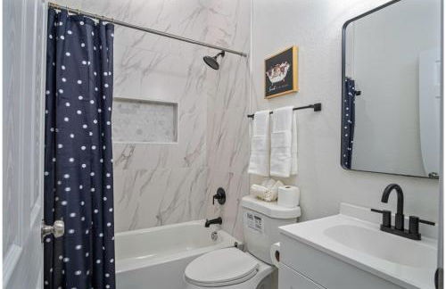 5BR3BA Minutes from the Action with Skyline Views - Foto 22