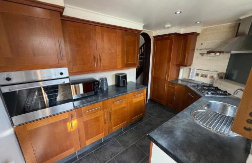 Entire 2 Bed House in London Area - Parking - Sleeps 5 - Foto 5