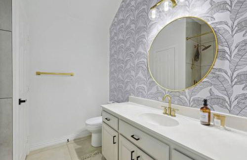 Wellness Oasis 5BR W Pool + Huge Yard + Fire Pit - Foto 16