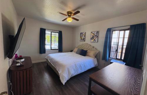 Luna's Cozy Private Hosted Suite with Fireplace and 2 Bedrooms - Foto 16