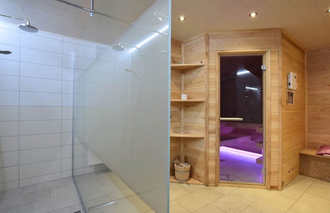 Luxury House with Indoor Pool, Sauna, Hot Tub - Photo 18