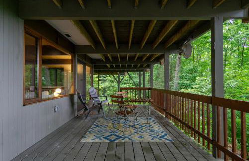Retro Metro Deck House MCM Gem with Hot Tub & Spectacular Views! - Foto 40