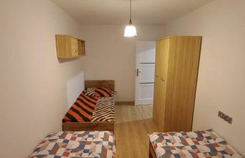 Apartament JUKI 2, obok Katowice Wynajem na doby, krótkoterminowy, 2 pokoje, możliwość dodatkowych dwóch osób na rogówce w salonie za dodatkową opłatą, 37m2,- po kapitalnym remoncie, Wifi - Foto 4