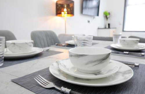 Dixon House, Sleeps 6, Free Parking, Long or Short Stays - by NMB Property - Photo 9