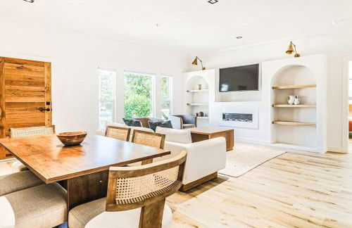 LA Retreat: Stylish 3BR Villa - Photo 3