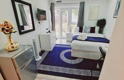 Central Harrow Cozy Apartment with free parking - Photo 7