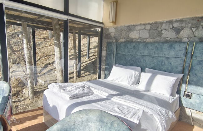Stunning Cliff-edge 2-bedroom Chalet in Karimabad - Photo 3