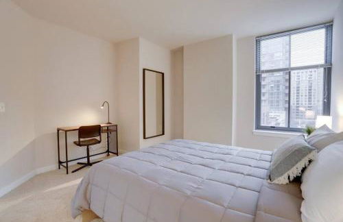 Upscale Comfort Next to Metro and Dining - Foto 20