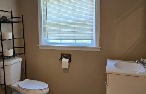 Spacious 4BR Retreat Yard, BBQ & Prime Location - Foto 15