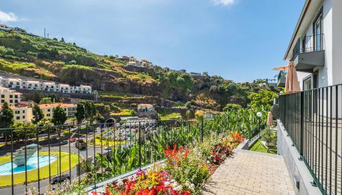 Central Apartment Steps From Beach - Photo 4, Garden