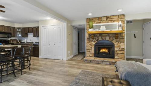 Lakefront Osage Beach Condo + Workspace w/ Pool Views - Foto 2