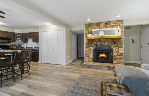 Lakefront Osage Beach Condo + Workspace w/ Pool Views - Foto 2