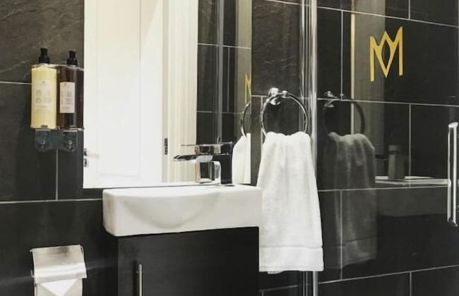 Bijou Boutique Deluxe One Bed Apartment - Photo 15