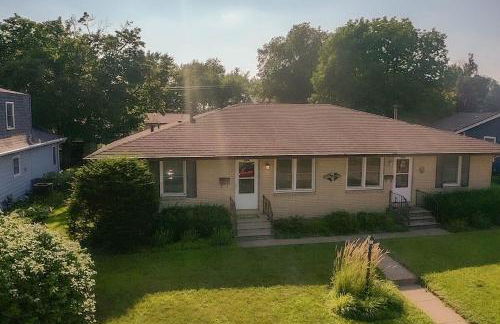 Work & Relax, 3BR Home with Office, Close to Downtown & Prairie Trail, Parking - Foto 19