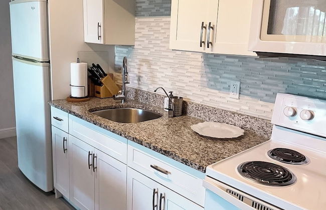 NEW Stunning Beachfront Condo at the Coral Beach - Foto 35